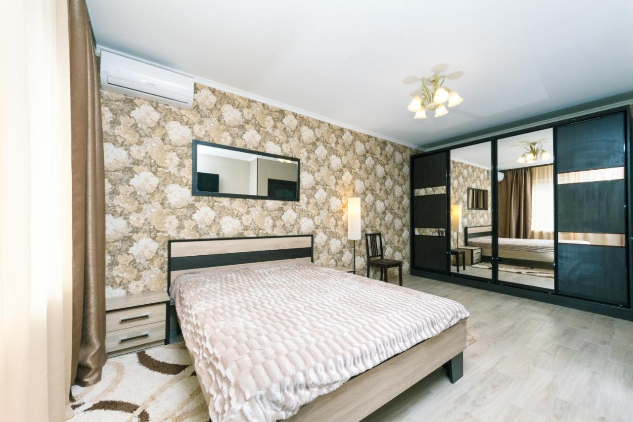 Poznyaky Apartments Patriotika Kyiv Exterior photo