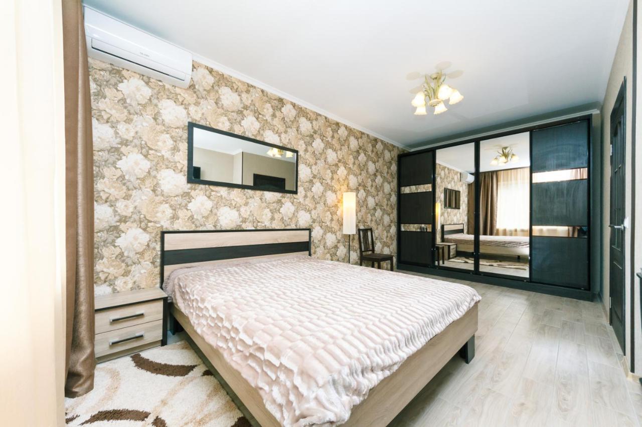 Poznyaky Apartments Patriotika Kyiv Exterior photo